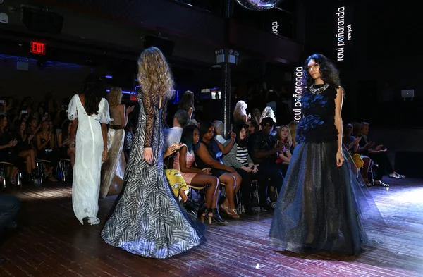 Models walk the runway finale for Raul Penaranda Spring-Summer 2015 Sultry presentation — Stock Photo, Image