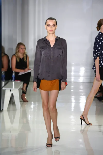 Model spacery pasa startowego w ralph rucci mercedes-benz fashion Week — Zdjęcie stockowe