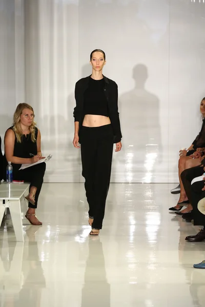 Modèle marche sur la piste à Ralph Rucci pendant Mercedes-Benz Fashion Week — Photo