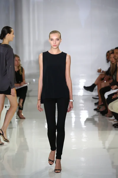 Modèle marche sur la piste à Ralph Rucci pendant Mercedes-Benz Fashion Week — Photo