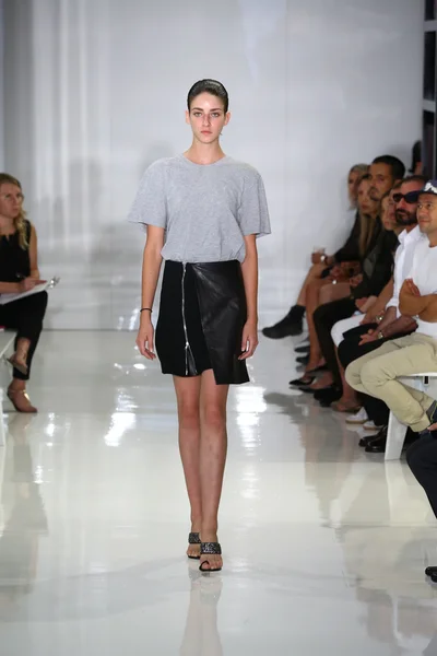 モデルは、滑走路を歩くでラルフ rucci メルセデス ・ ベンツ ・ ファッション ・ ウィーク中に — ストック写真