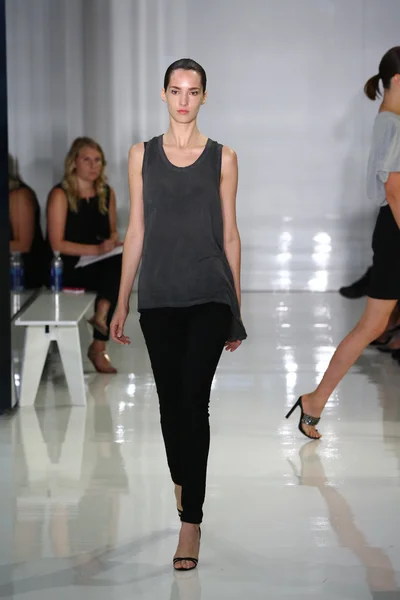 Modell sétál a kifutópályán, ralph rucci mercedes-benz FashionWeek során — Stock Fotó