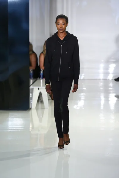 Modella cammina sulla pista di Ralph Rucci durante Mercedes-Benz Fashion Week — Foto Stock