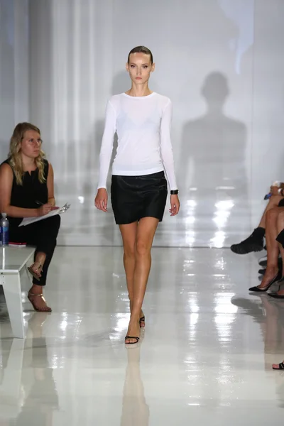 Modèle marche sur la piste à Ralph Rucci pendant Mercedes-Benz Fashion Week — Photo