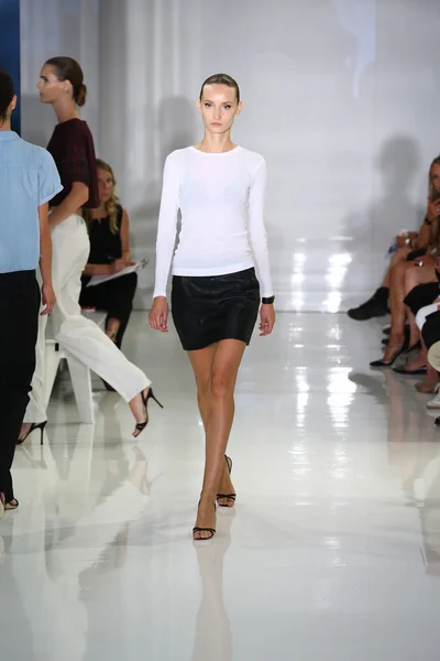 Model läuft bei ralph rucci während mercedes-benz fashion week über den Laufsteg — Stockfoto