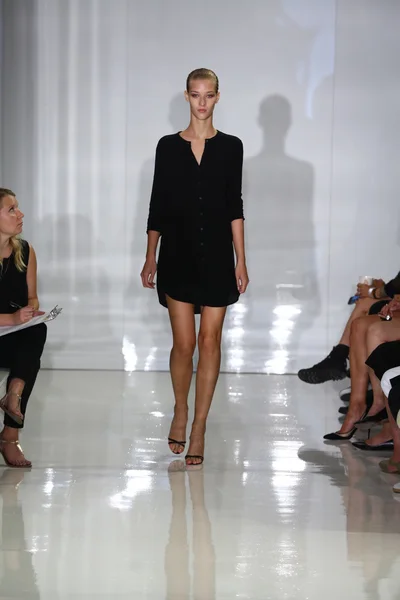 Model läuft bei ralph rucci während mercedes-benz fashion week über den Laufsteg — Stockfoto