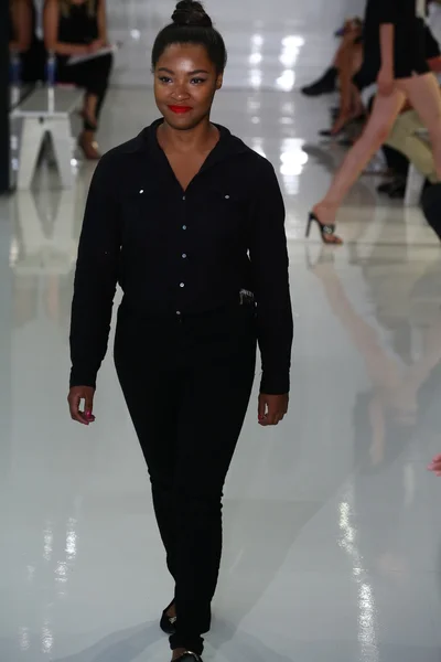 Modelo camina por la pasarela en Ralph Rucci durante Mercedes-Benz Fashion Week — Foto de Stock
