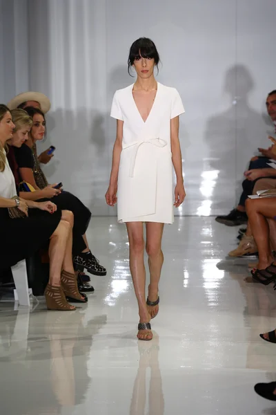 Modelo caminha na pista de Ralph Rucci durante Mercedes-Benz Fashion Week — Fotografia de Stock