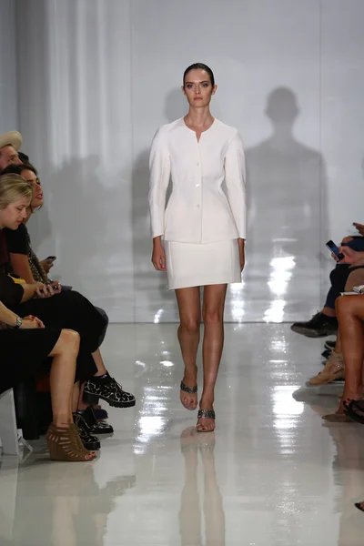 Modèle marche sur la piste à Ralph Rucci pendant Mercedes-Benz Fashion Week — Photo