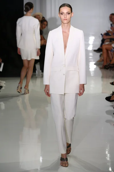 Modèle marche sur la piste à Ralph Rucci pendant Mercedes-Benz Fashion Week — Photo