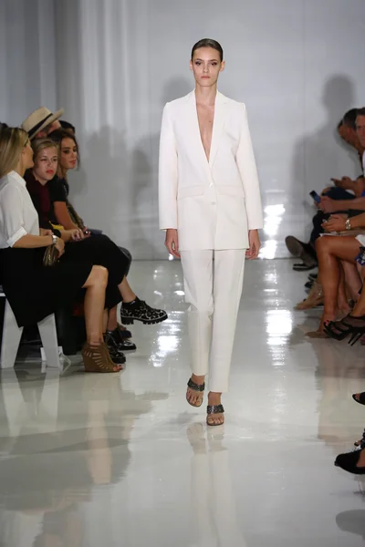 Model läuft bei ralph rucci während mercedes-benz fashion week über den Laufsteg — Stockfoto