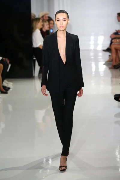 Modèle marche sur la piste à Ralph Rucci pendant Mercedes-Benz Fashion Week — Photo