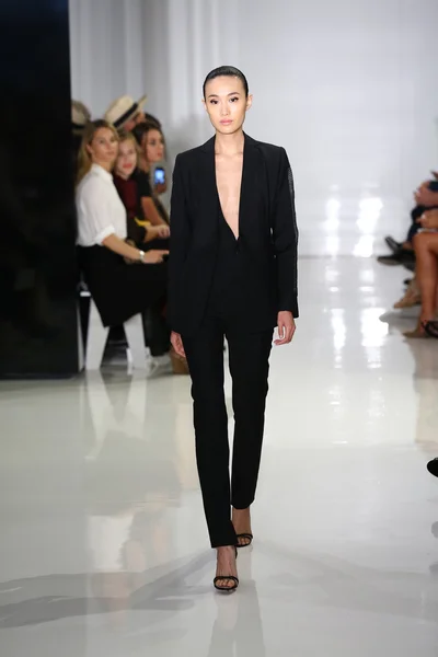 Modèle marche sur la piste à Ralph Rucci pendant Mercedes-Benz Fashion Week — Photo