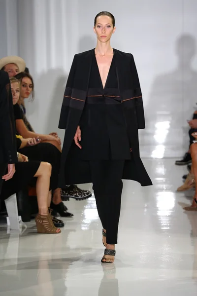 Model spacery pasa startowego w ralph rucci mercedes-benz fashion Week — Zdjęcie stockowe