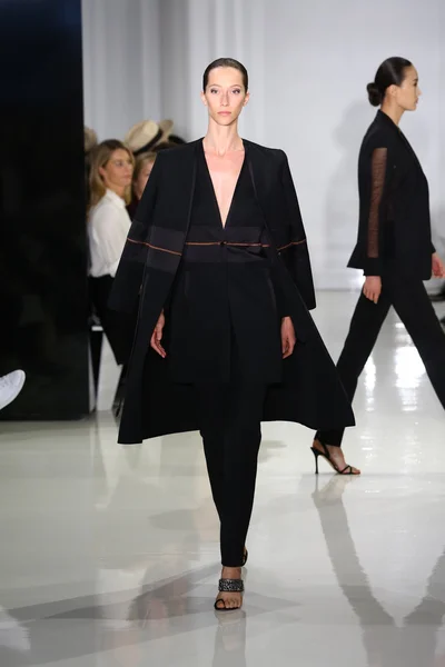 Model läuft bei ralph rucci während mercedes-benz fashion week über den Laufsteg — Stockfoto