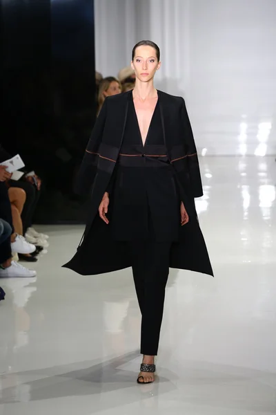 Model walks the runway at Ralph Rucci during Mercedes-Benz Fashion Week — Stock Photo, Image