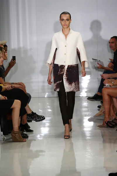 Modèle marche sur la piste à Ralph Rucci pendant Mercedes-Benz Fashion Week — Photo