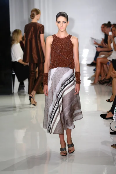 Model spacery pasa startowego w ralph rucci mercedes-benz fashion Week — Zdjęcie stockowe