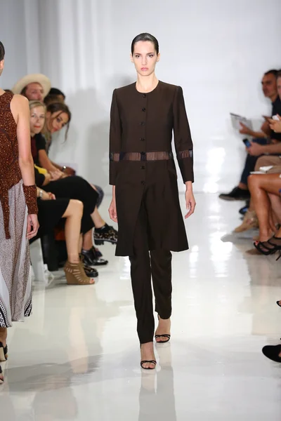 Modèle marche sur la piste à Ralph Rucci pendant Mercedes-Benz Fashion Week — Photo