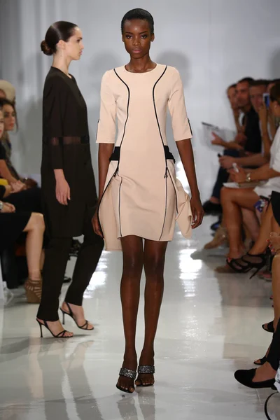Model walks the runway at Ralph Rucci during Mercedes-Benz Fashion Week — Stock Photo, Image