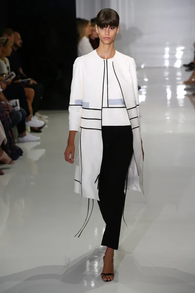 Modella cammina sulla pista di Ralph Rucci durante Mercedes-Benz Fashion Week — Foto Stock