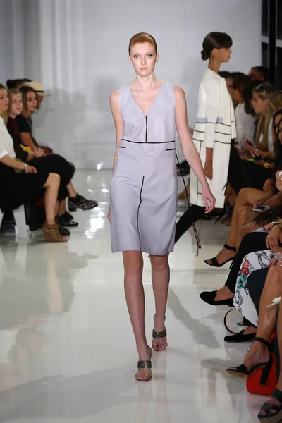 Model spacery pasa startowego w ralph rucci mercedes-benz fashion Week — Zdjęcie stockowe