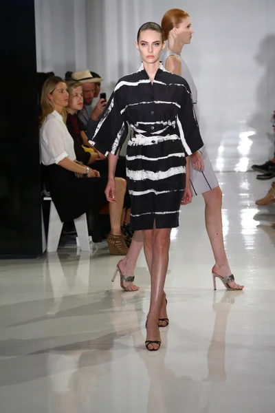 Modelo camina por la pasarela en Ralph Rucci durante Mercedes-Benz Fashion Week —  Fotos de Stock