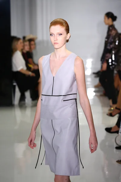 Model spacery pasa startowego w ralph rucci mercedes-benz fashion Week — Zdjęcie stockowe