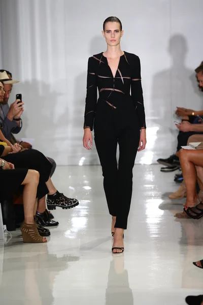 Model loopt de start-en landingsbaan op ralph rucci tijdens de mercedes-benz fashionweek — Stockfoto