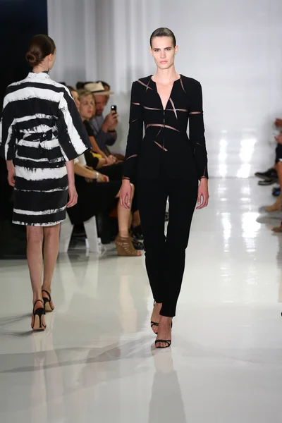 Modèle marche sur la piste à Ralph Rucci pendant Mercedes-Benz Fashion Week — Photo