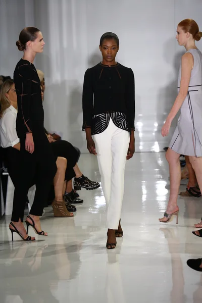 Model spacery pasa startowego w ralph rucci mercedes-benz fashion Week — Zdjęcie stockowe