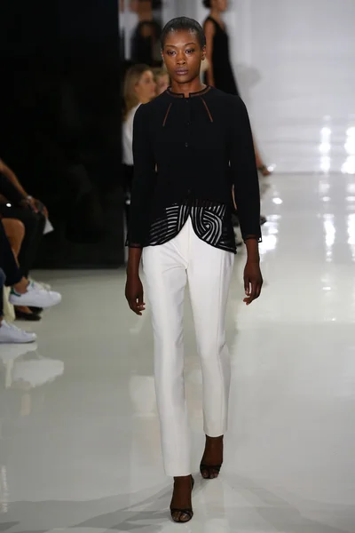 Model spacery pasa startowego w ralph rucci mercedes-benz fashion Week — Zdjęcie stockowe