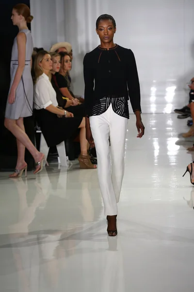 Model spacery pasa startowego w ralph rucci mercedes-benz fashion Week — Zdjęcie stockowe