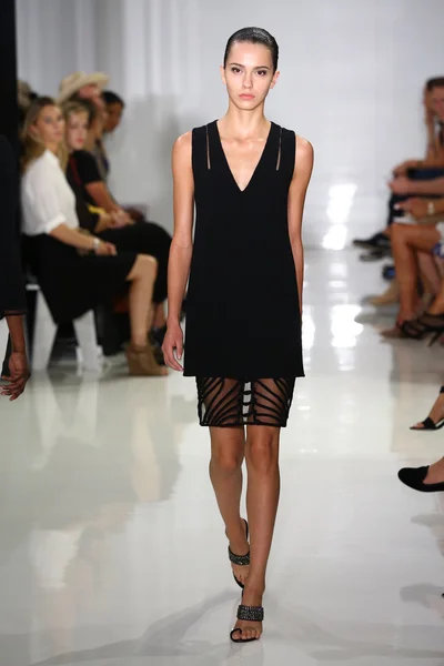 Modella cammina sulla pista di Ralph Rucci durante Mercedes-Benz Fashion Week — Foto Stock