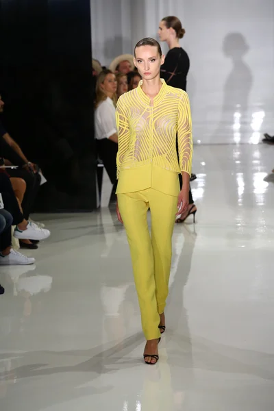 Modelo camina por la pasarela en Ralph Rucci durante Mercedes-Benz Fashion Week — Foto de Stock