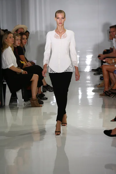 Modèle marche sur la piste à Ralph Rucci pendant Mercedes-Benz Fashion Week — Photo