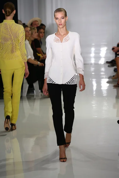 Modèle marche sur la piste à Ralph Rucci pendant Mercedes-Benz Fashion Week — Photo