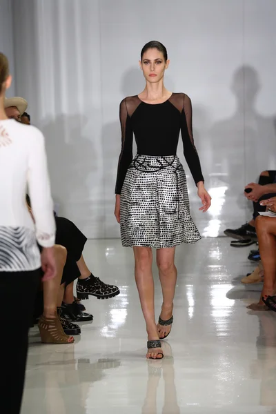 Model spacery pasa startowego w ralph rucci mercedes-benz fashion Week — Zdjęcie stockowe