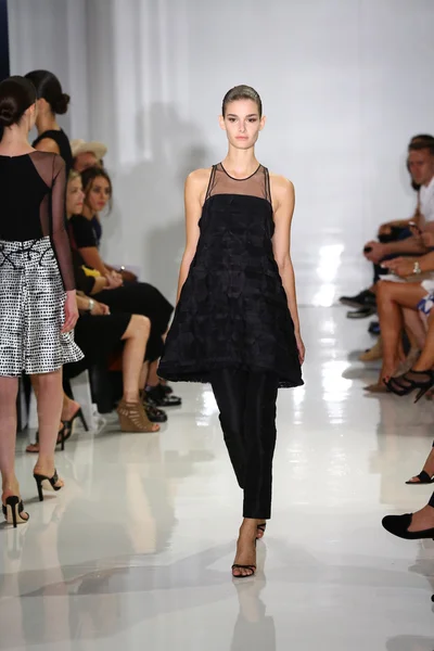 Model spacery pasa startowego w ralph rucci mercedes-benz fashion Week — Zdjęcie stockowe