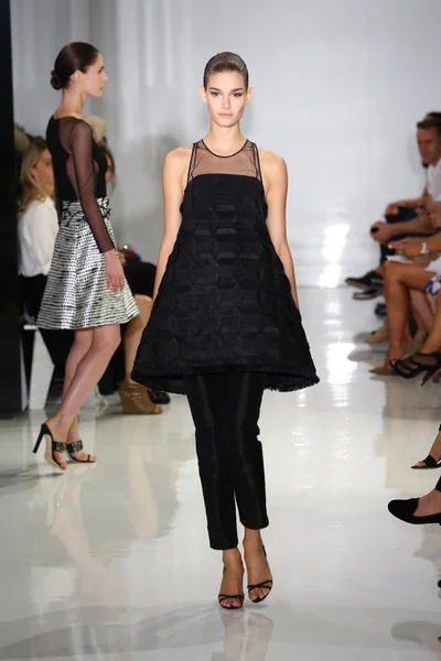 Modèle marche sur la piste à Ralph Rucci pendant Mercedes-Benz Fashion Week — Photo