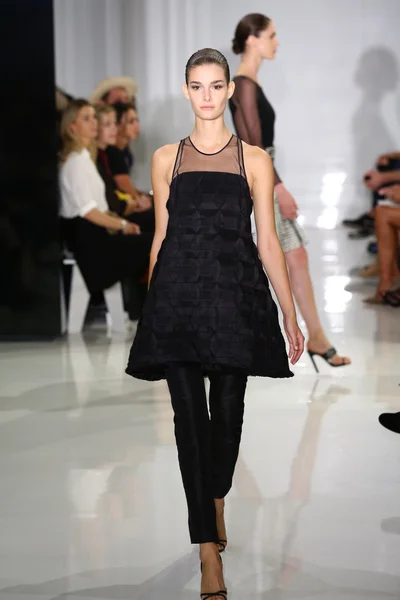 Modelo caminha na pista de Ralph Rucci durante Mercedes-Benz Fashion Week — Fotografia de Stock