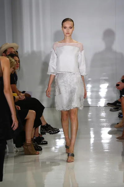 Model spacery pasa startowego w ralph rucci mercedes-benz fashion Week — Zdjęcie stockowe