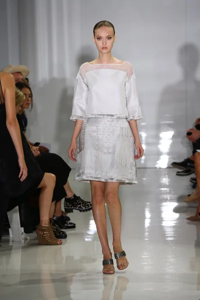 Modèle marche sur la piste à Ralph Rucci pendant Mercedes-Benz Fashion Week — Photo