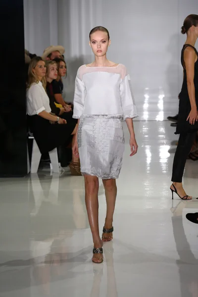 Modèle marche sur la piste à Ralph Rucci pendant Mercedes-Benz Fashion Week — Photo