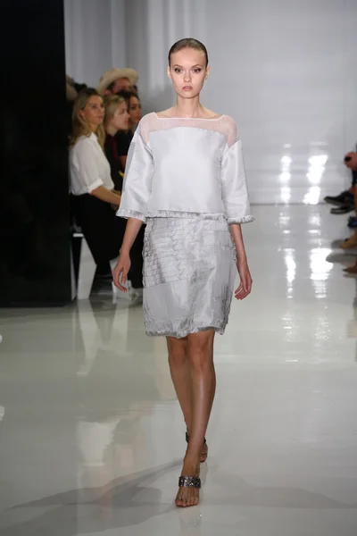 Model spacery pasa startowego w ralph rucci mercedes-benz fashion Week — Zdjęcie stockowe