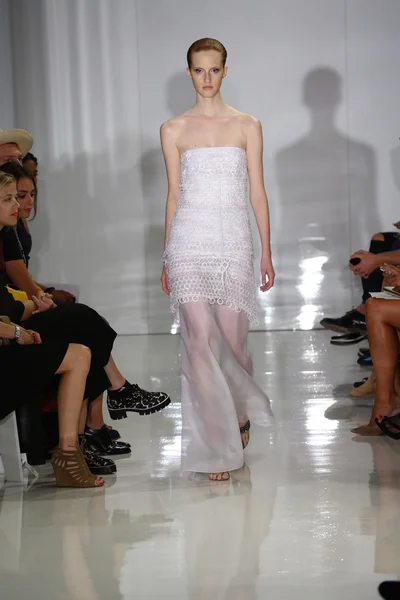 Modèle marche sur la piste à Ralph Rucci pendant Mercedes-Benz Fashion Week — Photo