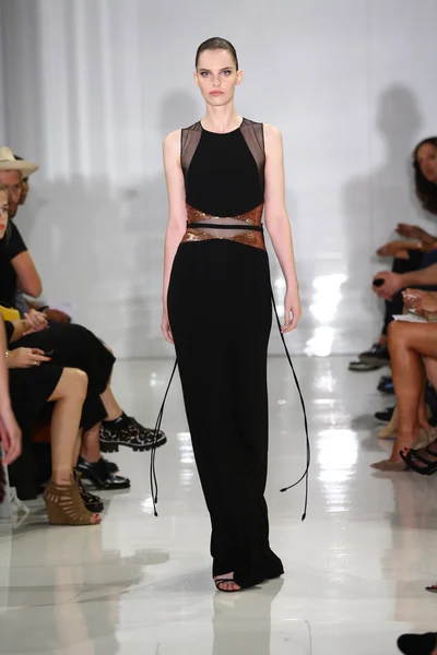 Modèle marche sur la piste à Ralph Rucci pendant Mercedes-Benz Fashion Week — Photo