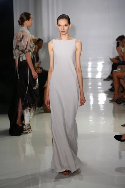 Modelo camina por la pasarela en Ralph Rucci durante Mercedes-Benz Fashion Week — Foto de Stock