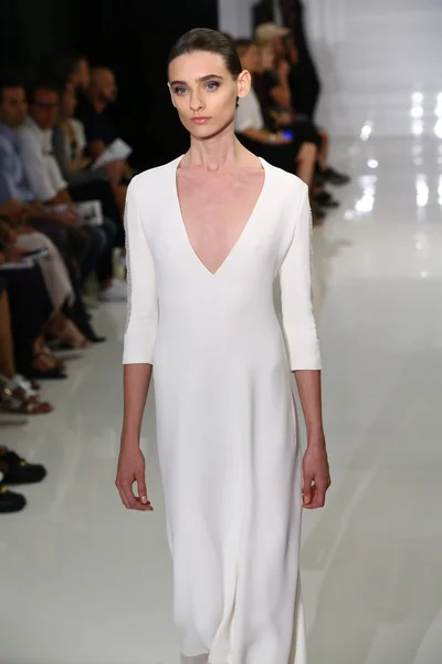 Modèle marche sur la piste à Ralph Rucci pendant Mercedes-Benz Fashion Week — Photo