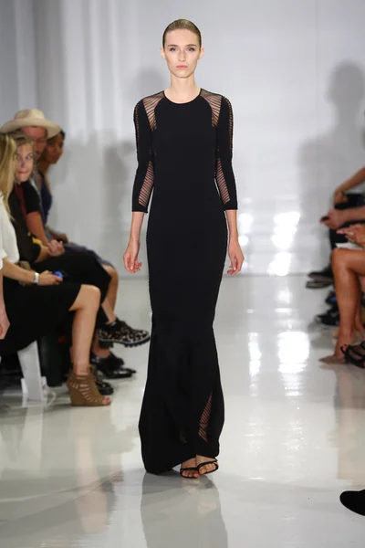 Modelo camina por la pasarela en Ralph Rucci durante Mercedes-Benz Fashion Week — Foto de Stock